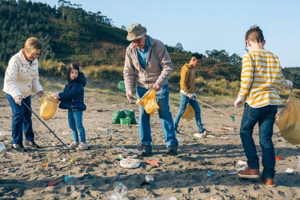 volunteers-cleaning-the-beach.jpg